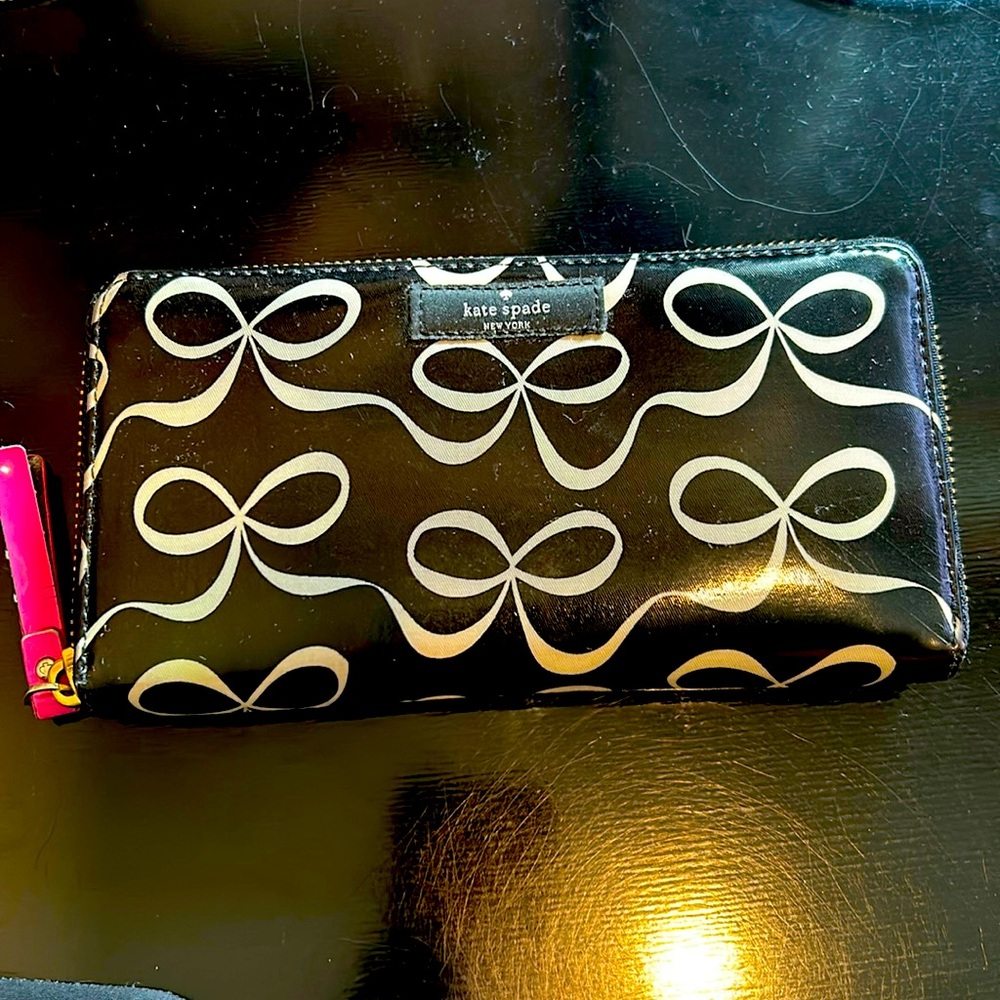 KATE SPADE Daycation Neda Zip Around Wallet Coated Canvas Black White Bows Print